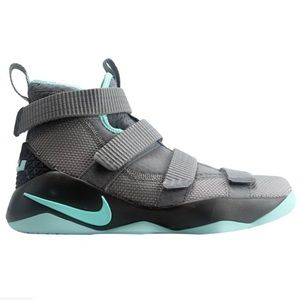 Lebron soldier 11 Cool grey Iglo size 4.5 Y